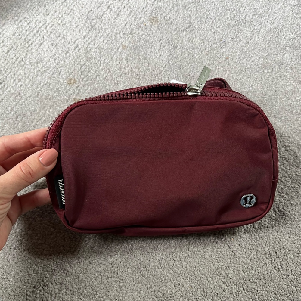 NWT Lululemon everywhere belt bag in red merlot